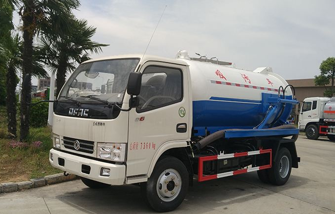 成都客戶(hù)文先生不遠(yuǎn)千里在我程力集團(tuán)訂購(gòu)東風(fēng)小多利卡吸污車(chē)