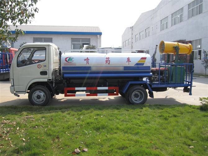 程力噴藥車(chē)棉花田消滅病蟲(chóng)