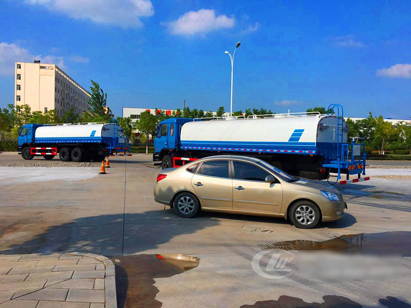 云南客戶批量訂購(gòu)的東風(fēng)后雙橋?yàn)⑺囀状伟l(fā)車3臺(tái)